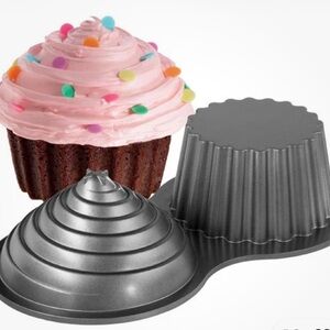 Wilton giant cupcake cake pan
